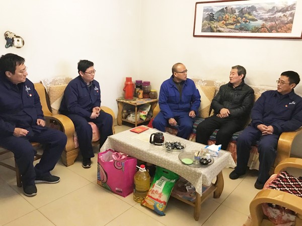 寒冬送温暖 集团领导关怀困难职工