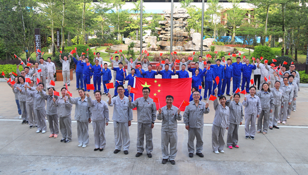 公司组织“我和国旗同框”快闪活动共庆建国70周年