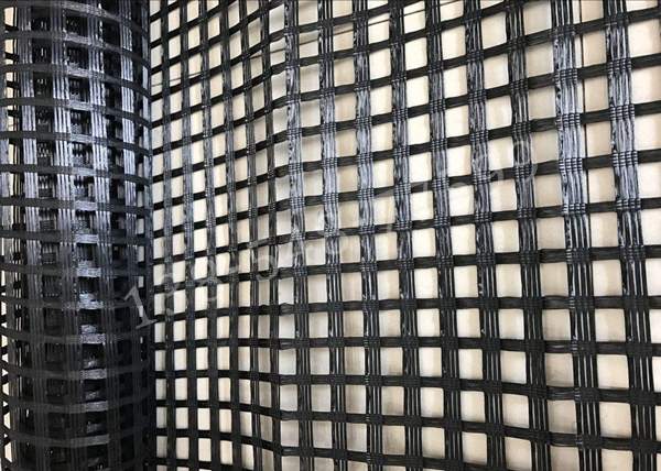 经编涤纶土工格栅:特性与公路铁路水利工程应用全解析