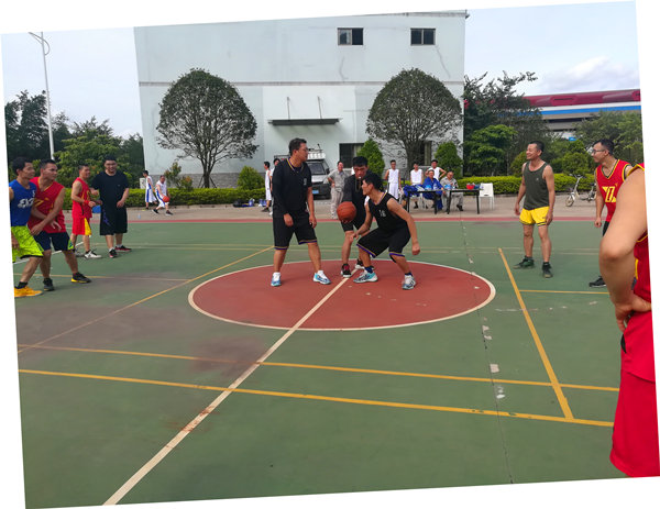 公司篮球友谊赛促进团队凝聚力与员工互动