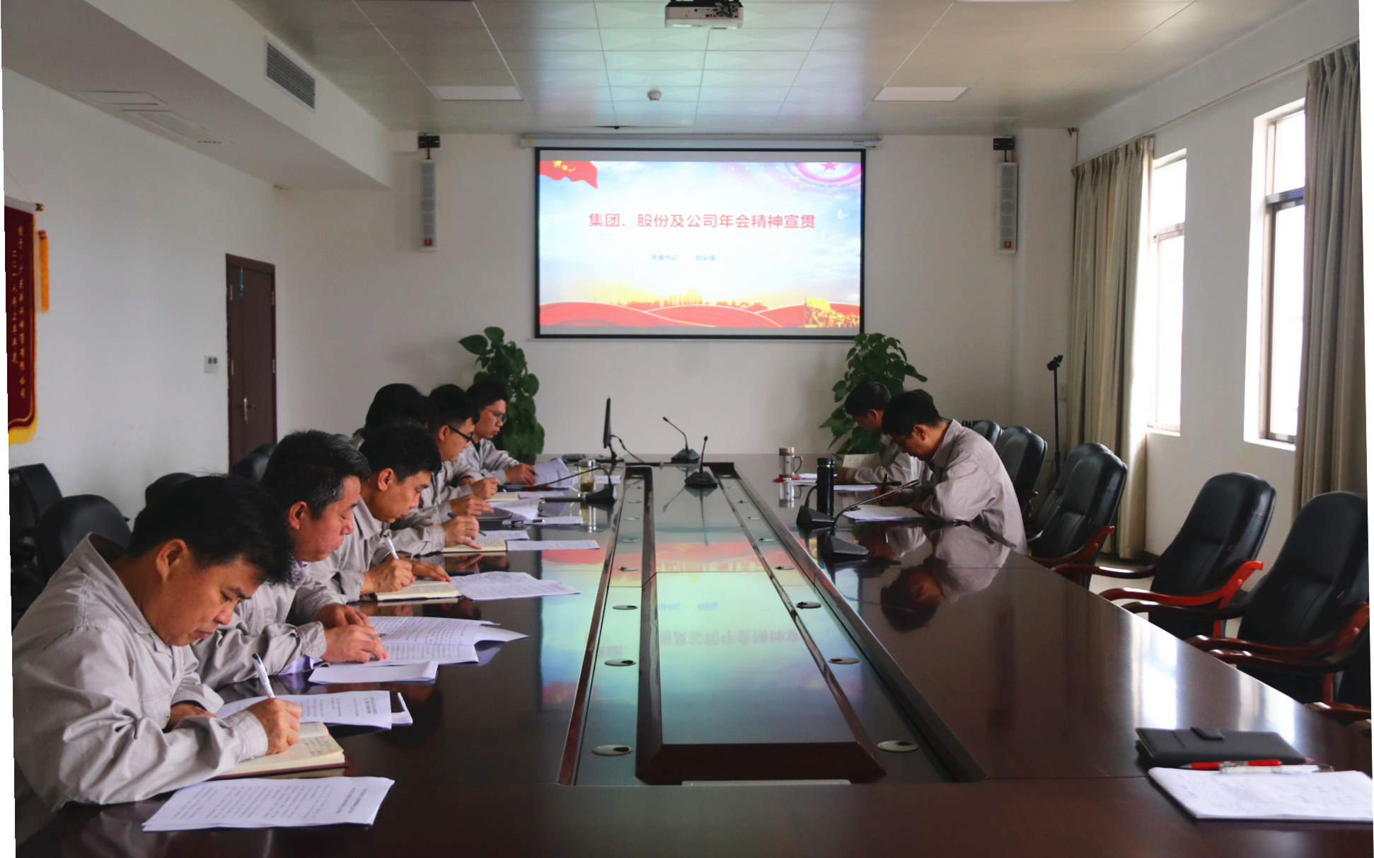 刘安强到联系点开展“年会精神”宣贯专题党课