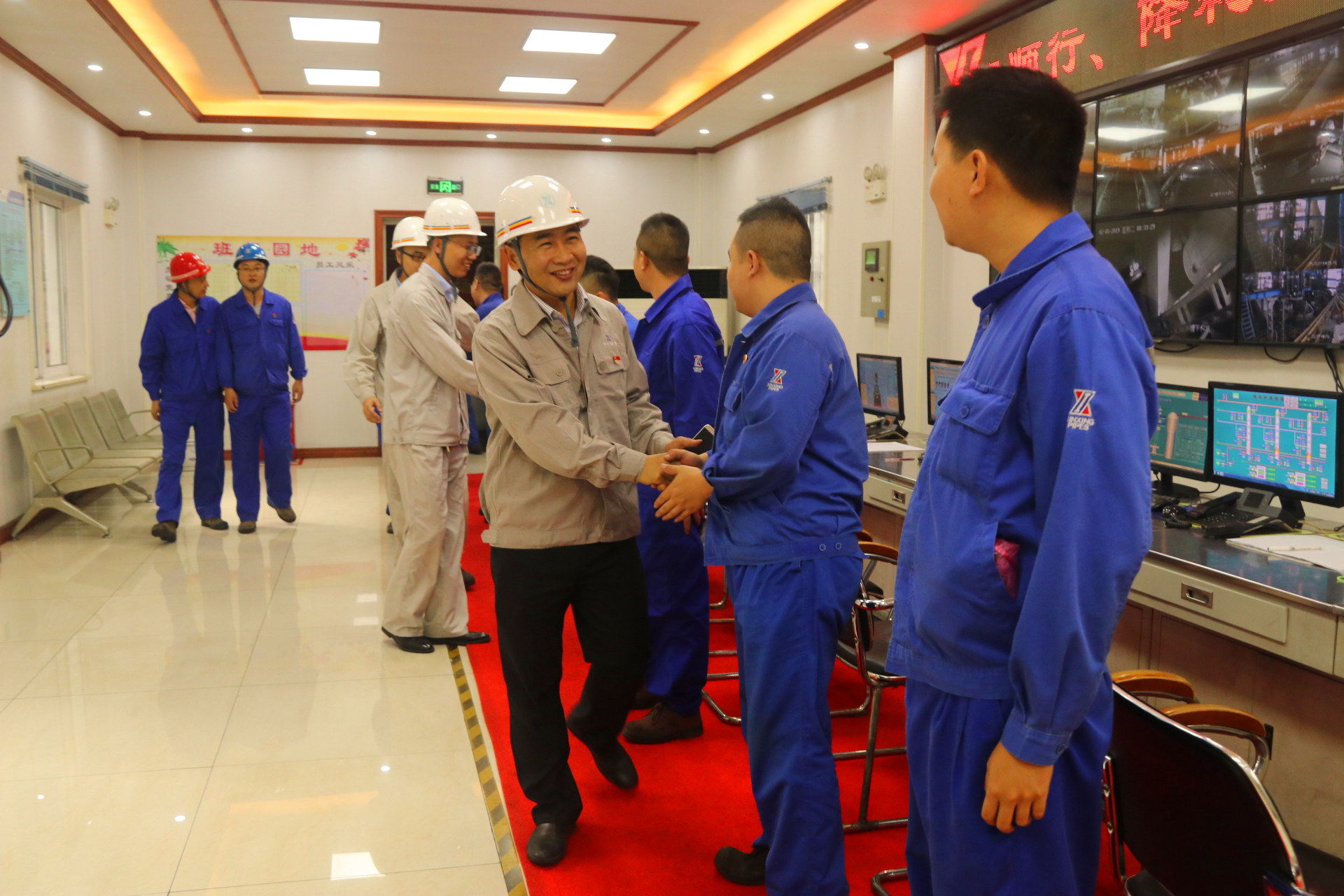 句句祝福传爱心，声声问候化真情——公司领导慰问一线职工