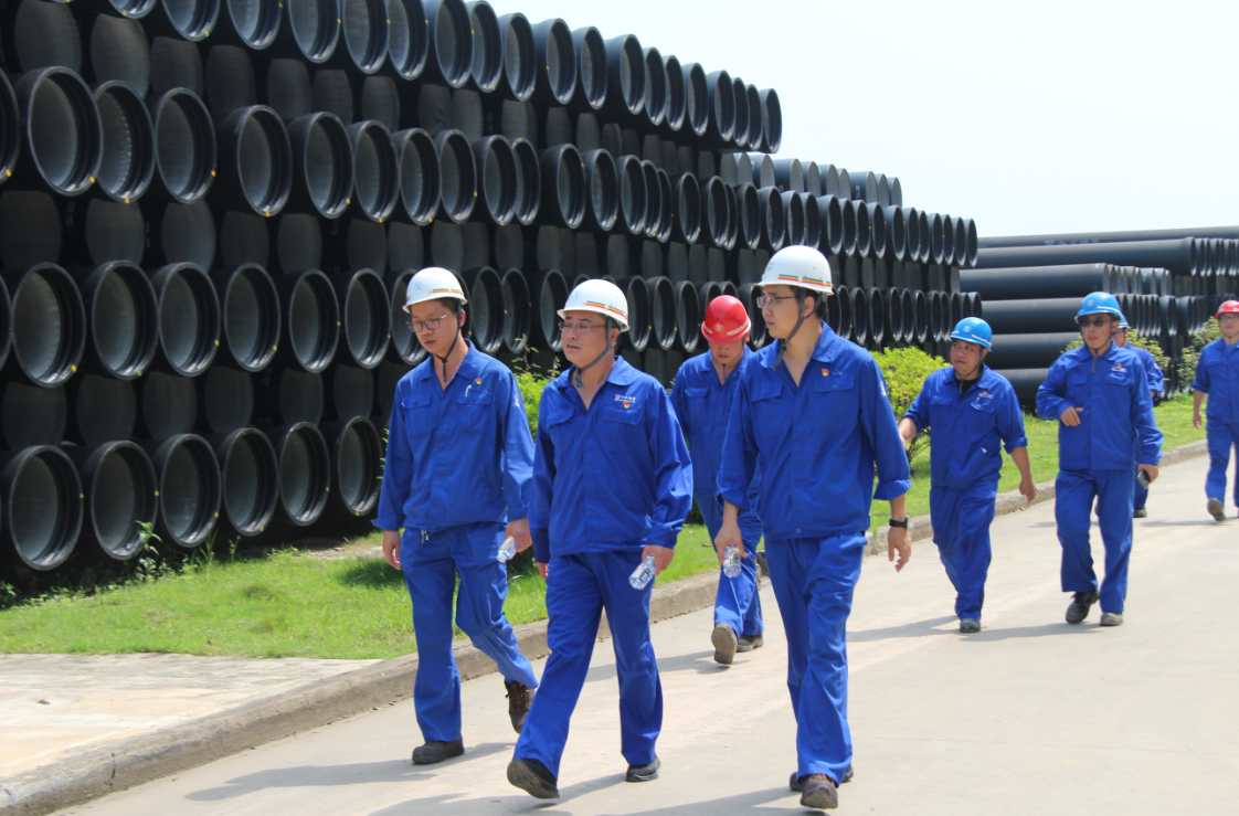 公司领导到生产现场持续推进精益管理工作