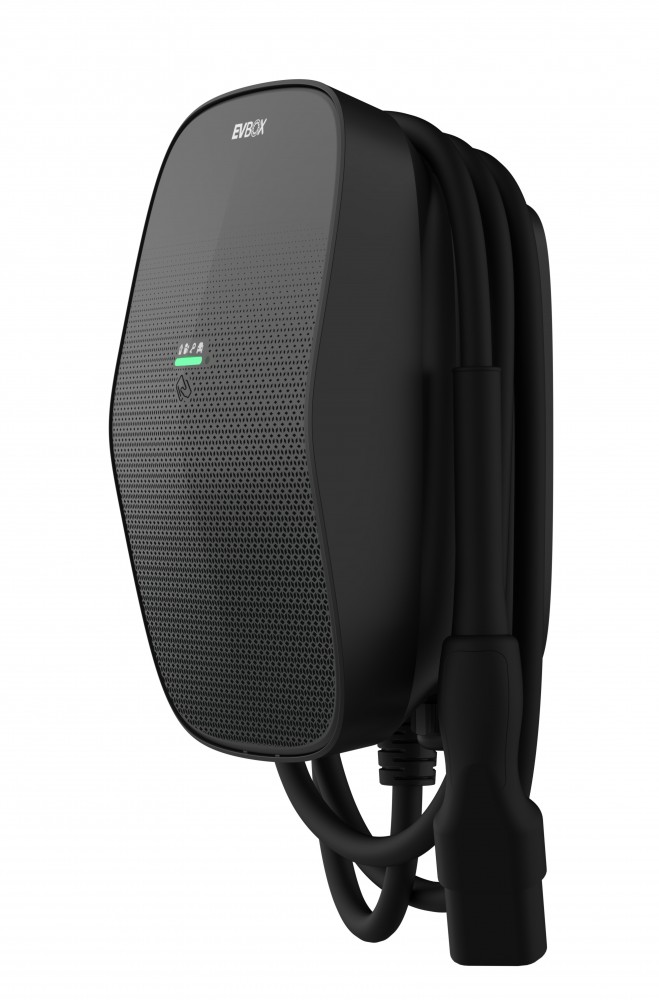 可持续聚碳酸酯材料应用于电动汽车充电墙盒，显著降低碳足迹(图1)