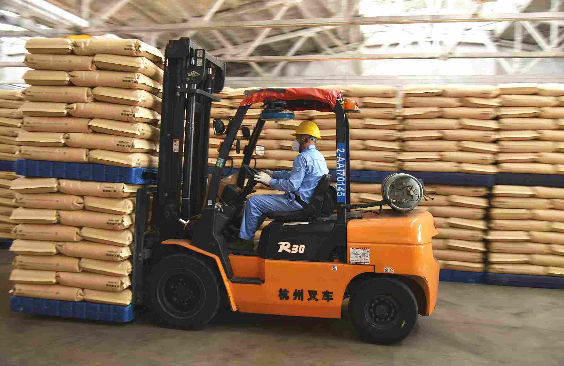 扬子石化“两手抓”保证塑料产品发货质量(图1)