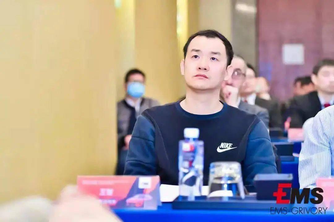 点击进入看图评论 新能源汽车市场趋势与技术产品创新前沿洞察(图2)